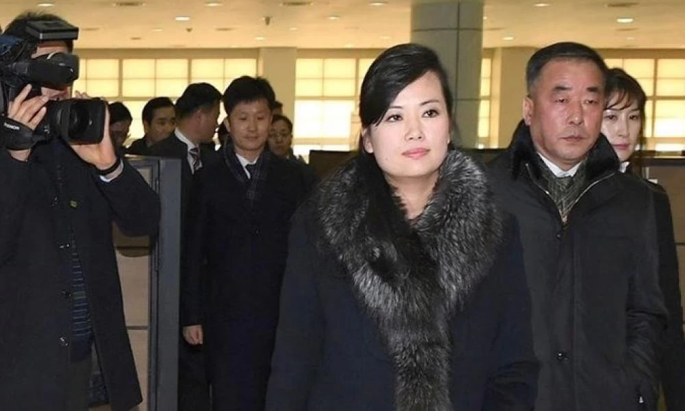 Κιμ Γιονγκ Ουν: Η pop star πρώην ερωμένη που βρίσκεται συνεχώς στο πλευρό του - Άφαντες η αδερφή και η σύζυγος